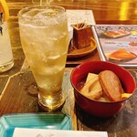 田舎家 炉 - 梅酒ソーダとお通しおでん