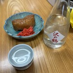 美吉 - 五目いなり190円をつまみに日本酒あつかん500円をちびりちびり