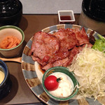 北海道郷土料理　ゆきざさ - 豚のしょうが焼き膳　1,944円 （十勝野ポークのしょうが焼き,小鉢,煮物,御飯,味噌汁,デザート）