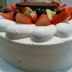 たるみ製菓 - フルーツたっぷりの生クリームのケーキ。