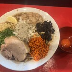 ラーメン鷹の目 江古田店 - ニボニボまぜそば 麺増し600g(ショウガ、アブラ、カラアゲ、煮干し粉、レモン)、フォロワー限定サービスのまっか卵