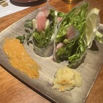 炉端とおでん 別邸 ろば炭魚 - 国産本まぐろと牡丹海老の生巻き