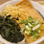 鶴丸饂飩本舗 - きつねうどん、わかめトッピング