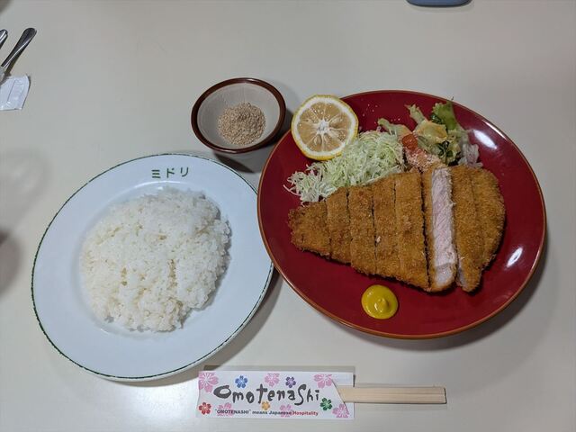 昭和レトロな下町の洋食屋。ミドリ食堂で味わう、ジューシーな