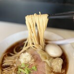中華そば専門店 一六食堂 - 料理写真:麺はパツンとしたストレート細麺。
九州出身の私には…好みの麺です(๑˃̵ᴗ˂̵)
加水率少なめで、コシも感じて美味しい麺ですね〜♪( ´▽｀)