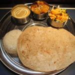 チャミヤラキッチン - とあるひのＢセット880円（しめじとジャガイモのサブジ＋シーフードカレー+サラダ+チャパティ+ライス）