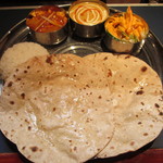 チャミヤラキッチン - とあるひのＢセット880円（冬瓜のサブジ＋シーフードカレー+サラダ+チャパティ+ライス）