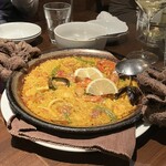 日本橋レオン - 魚介と鶏のミックスパエリア。正統派で美味。