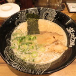 ラー麺 ずんどう屋 - 料理写真:元味らーめん(並 ちぢれ麺) 860円