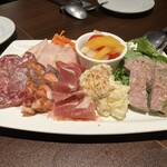 日本橋レオン - 前菜盛り合わせ。種類色々で大変ゴージャス。