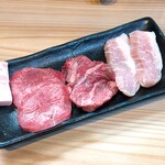 高円寺肉合戦 - タンシタ
      タンサキ
      トントロ