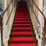 ソフィア・ローレン レストラン - レッドカーペット♡(隣にエレベーターもあります)