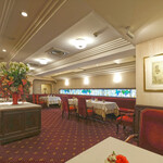 フランス料理 榛名 - 店内のテーブル席の風景です