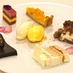 フランス料理 榛名 - ランチコース 9075円 のデザートワゴン10種盛り合わせ