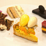 フランス料理 榛名 - ランチコース 9075円 のデザートワゴン10種盛り合わせ