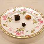 フランス料理 榛名 - ランチコース 9075円 の小菓子3種