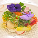 フランス料理 榛名 - ランチコース 9075円 の魚介のサラダ "フルールドジャルダン" 榛名伝統のカレードレッシングで