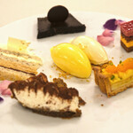 フランス料理 榛名 - ランチコース 9075円 のデザートワゴン10種盛り合わせ