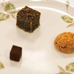 フランス料理 榛名 - ランチコース 9075円 の小菓子3種