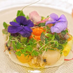 フランス料理 榛名 - ランチコース 9075円 の魚介のサラダ "フルールドジャルダン" 榛名伝統のカレードレッシングで