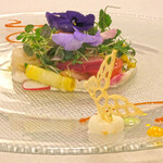 フランス料理 榛名 - ランチコース 9075円 の魚介のサラダ "フルールドジャルダン" 榛名伝統のカレードレッシングで