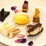 フランス料理 榛名 - ランチコース 9075円 のデザートワゴン10種盛り合わせ