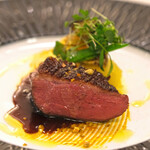 フランス料理 榛名 - ランチコース 9075円 の燻製したマグレカナールのロティ エピス香るポテロン ボルドレーズソース