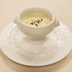 フランス料理 榛名 - ランチコース 9075円 の霜降り白菜のポタージュ 黒七味の香りで