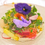 フランス料理 榛名 - ランチコース 9075円 の魚介のサラダ "フルールドジャルダン" 榛名伝統のカレードレッシングで