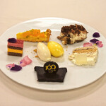 フランス料理 榛名 - ランチコース 9075円 のデザートワゴン10種盛り合わせ