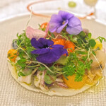 フランス料理 榛名 - ランチコース 9075円 の魚介のサラダ "フルールドジャルダン" 榛名伝統のカレードレッシングで