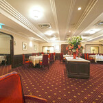 フランス料理 榛名 - 店内のテーブル席の風景です