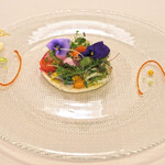 フランス料理 榛名 - ランチコース 9075円 の魚介のサラダ "フルールドジャルダン" 榛名伝統のカレードレッシングで