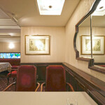 フランス料理 榛名 - 店内のテーブル席の風景です