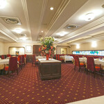 フランス料理 榛名 - 店内のテーブル席の風景です