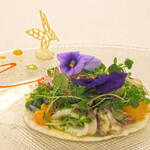 フランス料理 榛名 - ランチコース 9075円 の魚介のサラダ "フルールドジャルダン" 榛名伝統のカレードレッシングで