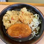 立喰そば かしやま - 天ぷらそば 450円、たまねぎ天 100円、コロッケ 100円（いずれも税込）