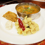 ガネーシュ - 2014年のクリスマスディナー(4800円)のサンバー、きのこチャトニ、ココナッツチャトニ、レンコンのポリヤル