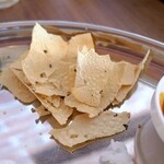 インド・ネパール料理　アーティ - パパドを砕く