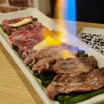 漢方和牛とかき小屋　四喜 - 目の前でバーナーで炙っての仕上げは期待が高まります☆