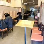 びっくり亭本家 - 店内雰囲気002。