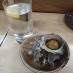 天満酒蔵 - 焼酎（麦、お湯割り）［270円］、さざえつぼ焼［400円］