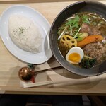 札幌スープカレー 赤ほりゅう - 全景です✨よぃ〜スープも出汁もスパイシーさもgood。