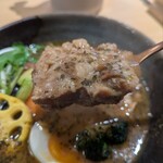 札幌スープカレー 赤ほりゅう - やばいくらい旨いソーキ、スープカレーと合う!