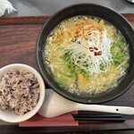 鶏龍軒 - 海老ワンタンメンにサービスの十五穀米