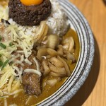 吉田カレー  - 並、甘口、豚中、玉ねぎアチャール、ゴーダチーズ（限定トッピング）、ぶたじるそば（限定メニュー）