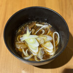 吉田カレー  - 並、甘口、豚中、玉ねぎアチャール、ゴーダチーズ（限定トッピング）、ぶたじるそば（限定メニュー）