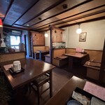末廣庵 - 店内は薄暗いです。