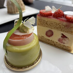 ル ミュゼ ドゥ アッシュ - 左)クレエ　ピスタチオクリームとグレープフルーツルビーのジュレ酸味と甘味が楽しめました　苺のケーキは商品名が分かりません…スポンジとクリームが軽くて苺はとても甘くこれまた絶品でした