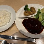 エビスバー - Dランチ デミグラスハンバーグ&タンドリー風チキン ライス普通盛り